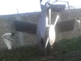 Partes del helicóptero dañado en la operación contra Bin Laden.