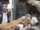 Soldados paquistaníes ayuda a un hombre herido en un atentado suicida en la conflictiva región tribal paquistaní de Bajaur, llegar al hospital en Pesháwar, Pakistán.