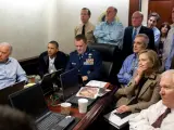 El presidente Barack Obama sigue atento y serio la evolución de la operación para acabar con Bin Laden. Junto a él se puede ver al vicepresidente Joe Biden (primero por la izquierda) y la secretaria de Estado Hillary Clinton (segunda por la derecha).