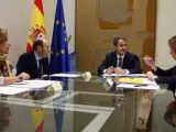 Zapatero durante la reunión que mantuvo en La Moncloa con el vicepresidente primero, Alfredo Pérez Rubalcaba, y las ministras de Asuntos Exteriores, Trinidad Jiménez (izquierda), y de Defensa, Carme Chacón, para adoptar medidas de seguridad adicionales tras la muerte de Bin Laden.