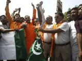 Miembros del partido Shiv Sena queman una bandera paquistaní en una protesta en Amritsar (India). Los manifestantes alegan que Pakistán apoya el terrorismo y da cobijo a terroristas como Bin Laden.