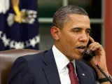 El presidente de Estados Unidos, Barack Obama, hablando por teléfono en el despacho Oval de la Casa Blanca, informando de la exitosa misión que acabó con la vida de Osama bin Laden.