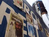 Varios periódicos con la muerte de Bin Laden han sido colocados en un muro en el World Trade Center.