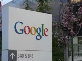 Cartel a las puertas de un edificio de Google.
