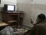 Imagen de uno de los vídeos difundidos por el Pentágono en el que aparece Osama bin Laden viéndose a sí mismo en televisión.