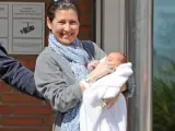Sara Baras abandona la clínica con su hijo José en brazos.