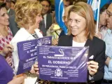 La secretaria general del PP y candidata a la Presidencia de Castilla-La Mancha, María Dolores Cospedal, con Aguirre, detrás, durante un acto del Partido Popular en Esquivias (Toledo).