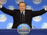 El primer ministro italiano Silvio Berlusconi interviene durante un acto electoral en el pabellón deportivo Palasharp en Milán (Italia).