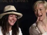 La directora Lyanne Ramsay (izda.) y la actriz Tilda Swinton presentan la película 'We Need To Talk About Kevin' ('Necesitamos hablar sobre Kevin') en Cannes.