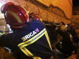 Imagen cedida por la Comunidad de Madrid, de miembros del cuerpo de bomberos de Madrid, en una de las intervenciones que llevan a cabo en la localidad murciana de Lorca.