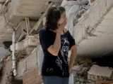 Una joven contempla una de las zonas más afectadas de la localidad murciana de Lorca tras el terremoto que sacudió el pasado miércoles el municipio y en el que murieron nueve personas.