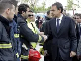El presidente del Gobierno, José Luis Rodríguez Zapatero, felicitando a varios bomberos por su labor durante el terremoto de Lorca, momentos antes de iniciarse el funeral.
