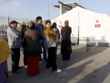 Cola ante la carpa donde se ofrece el desayuno en el campamento de atención a afectados por el terremoto de Lorca.