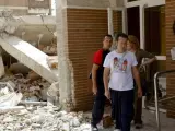 Imagen de archivo de unos vecinos ante un edificio afectado por los terremotos de Lorca.