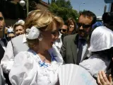 La presidenta de la Comunidad de Madrid y candidata a la reelección, Esperanza Aguirre, en su visita a la Pradera de San Isidro.
