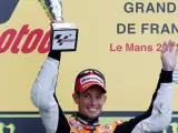 Casey Stoner celebra su victoria en el Gran Premio de Le Mans.