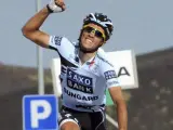 Alberto Contador celebra su victoria en la subida al Etna en el Giro de Italia.
