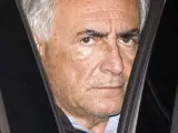 Dominique Strauss-Kahn abandona la comisaría de Policía de Harlem, en Nueva York.