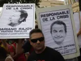 Los manifestantes sostienen pancartas del presidente del Gobierno, José Luis Rodríguez Zapatero, y del líder del PP, Mariano Rajoy, durante las protestas convocadas por la plataforma 'Democracia Real, Ya!' en Málaga.