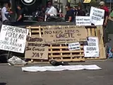 Varias pancartas con reivindicaciones en la acampada de medio centenar de jóvenes en la Puerta del Sol.