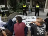 Algunas de las personas que se han concentrado a las puertas de los Juzgados de Plaza de Castilla para pedir la liberación de los detenidos en la manifestación del domingo para pedir "democracia real".