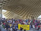 Distintos grupos sociales han protagonizado una concentración en la plaza de La Encarnación de Sevilla en señal de apoyo a la plataforma Democracia Real Ya.