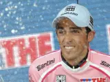 El ciclista español Alberto Contador muestra su alegría en el podio al mantener el jersey rosa de líder.