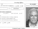 La ficha policial elaborada por la Policía de Nueva York del ya ex director gerente del FMI, Dominique Strauss-Kahn, quien ha presentado su dimisión del cargo para encarar su defensa legal. Strauss-Kahn está detenido en EE UU acusado de intentar violar a la empleada de un hotel.