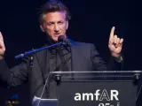 El actor estadounidense Sean Penn habla durante una subasta de caridad en la gala amfAR del Cine contra el Sida.