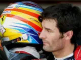 Fernando Alonso felicita a Mark Webber, tras conseguir este último la 'pole' del Gran Premio de España en la calificación de este sábado.