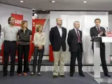 El presidente del Gobierno y secretario general del PSOE, José Luis Rodríguez Zapatero (2d), acompañado de la plana mayor del PSOE, José Blanco (3d), Leire Pajín (3i), José Antonio Alonso (2i), Elena Valenciano (d) y los vicepresidentes Elena Salgado (4i) y Manuel Chaves (4d), durante la rueda de prensa que ha ofrecido este domingo en la sede socialista de Madrid.