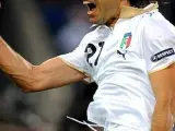 Pirlo celebra un tanto con la selección italiana.