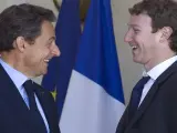 El presidente francés, Nicolás Sarkozy, conversa con el fundador de Facebook, Mark Zuckerberg, en el palacio del Elisero en París.
