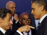 El presidente francés, Nicolas Sarkozy conversa con su homólogo estadounidense, Barack Obama, durante la cumbre del G8, en Deauville (Francia).