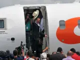 El expresidente hondureño Manuel Zelaya saluda con su sombrero a su despedida en el aeropuerto internacional de Managua (Nicaragua) para regresar a Honduras.