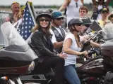 Sarah Palin participa en el tradicional desfile de "Harley-Davidson" que cada año, en EE UU, rinde homenaje a todos los que defendieron el país como soldados.