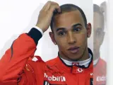 Hamilton, en boxes con el mono rojo que McLaren ha usado en China.
