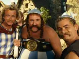 Gérard Depardieu, caracterizado como Obélix (centro), en una imagen de 'Astérix en los juegos olímpicos'.