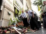 Medio centenar de agricultores, convocados por La Unió de Llauradors, ha esparcido 300 kilos de fruta, verduras y hortalizas ante el consulado de Alemania en Valencia en protesta por los perjuicios que sufren por la denominada 'crisis del pepino'.