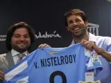 Abdullah Ghubn, presidente del Málaga (i), y Ruud Van Nistelrooy.