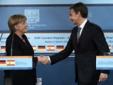 Zapatero estrecha la mano de Merkel durante su visita a España.