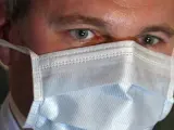 El ministro de saniad alemán, Daniel Bahr, con una mascarilla antes de entrar en el Hospital Universitario de Hamburgo, donde se concentran la mayoría de afectados por la bacteria 'E. coli'.