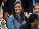 Pippa Middleton sonríe mientras asiste a un partido de tenis entre Andy Murry y Janko Tipsarevic en Londres.