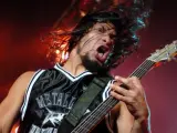 El bajista del grupo de heavy metal Metallica, Robert Trujillo, durante un concierto en Zaragoza.