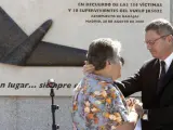 El alcalde de Madrid, Alberto Ruiz-Gallardón, y la presidenta de la Asociación de Afectados del Vuelo JK5022, Pilar Vera, durante el acto de inauguración de la escultura homenaje a las víctimas del accidente de Spanair en agosto de 2008.
