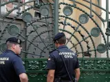 Dos guardias civiles vigilan la puerta de la sede de la SGAE en Madrid.