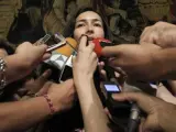 Ángeles González Sinde es rodeada por la prensa tras su asistencia en el desayuno del Foro Nueva Economía.