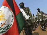 Miembros de las fuerzas de seguridad de Sudán del Sur se preparan para la celebración de la independencia del país.