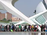Decenas de personas esperaban su turno en la Ciudad de las Ciencias de Valencia para entrar en la Campus Party.