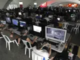 Algunos participantes de la Campus Party exprimen los 10 gigabytes por segundo de la conexión que les ofrece la feria.